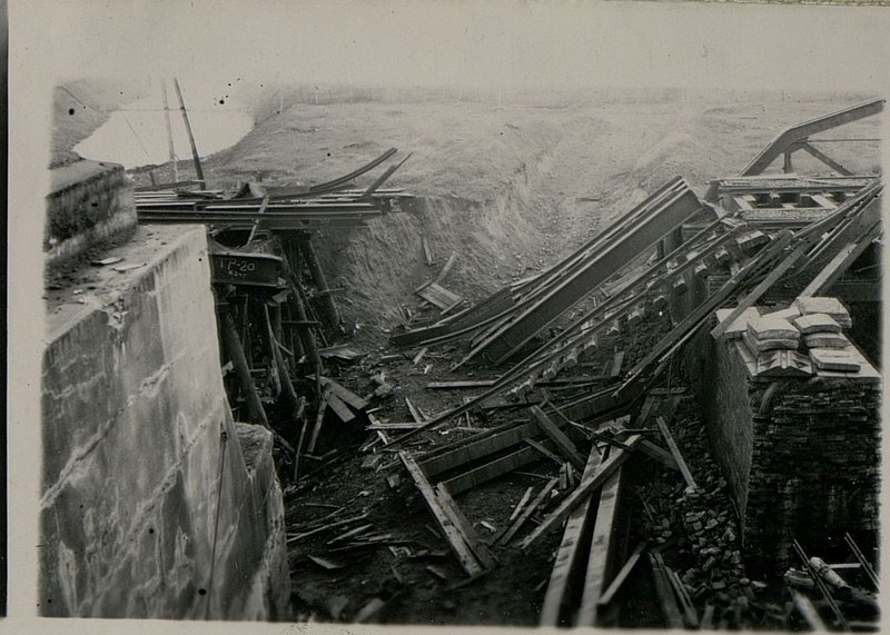 Фотография: Общий вид разрушенного пролета № 3 моста через реку Новая Варта