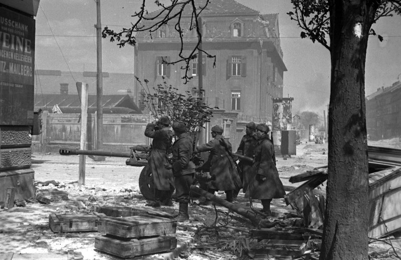 Soviet soldiers are fighting on a street of Vienna