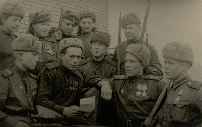 Фотография: Комсомольцы-снайперы 174 стрелковой дивизии делятся своим опытом истребления немецко-фашистских захватчиков
