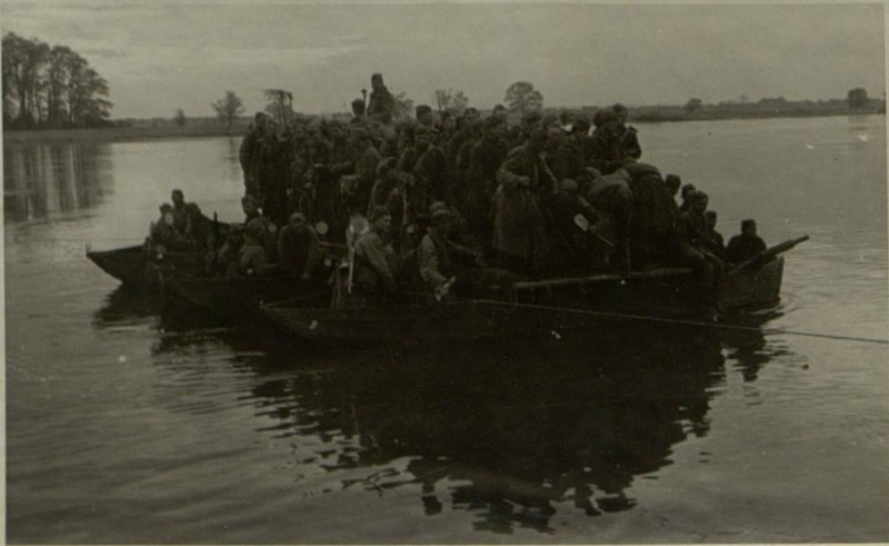 Фотография: Бойцы роты гв. лейтенанта Круглякова (40 стрелкового полка 121 гвардии стрелковой дивизии) и артиллеристы гв. капитана Кашина форсируют Эльбу