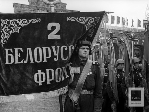 Знаменосцы сводного отряда 2-го Белорусского фронта во время Парада Победы на Красной площади