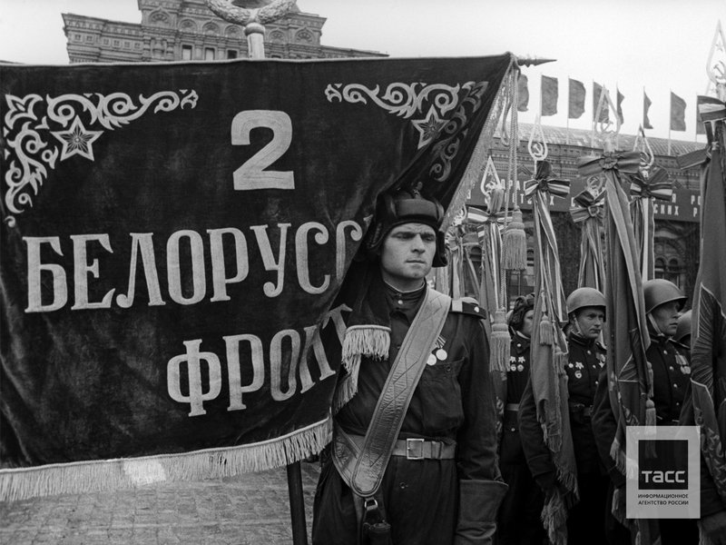 Знаменосцы сводного отряда 2-го Белорусского фронта во время Парада Победы на Красной площади