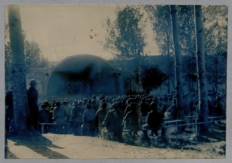 Фотография: Альбом "История 28 автомобильного полка, 1943-1944 гг."