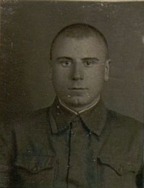 Фотография: Старший Сержант  ком. взвода связи штабной батареи Тумин А.А. За бесперебойную связь в любых условиях боя, отличное знание телефонии награжден медалью "За боевые заслуги" и значком "Отличный связист". Товарищ Туманов работает парторгом батареи.