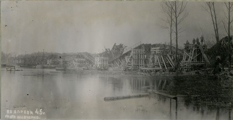 Фотография: Общий вид строительства м. через реку Одер 28.4.45 г.