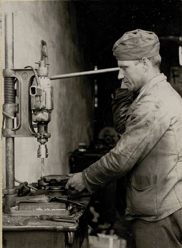 Image: 690 Aviation Service Battalion Drilling machine