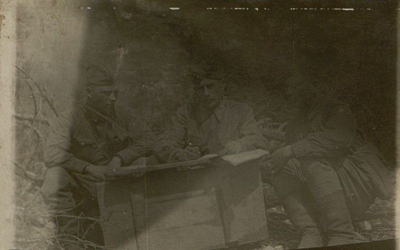 Фотография: Лучший парторг полка, красноармеец Гаринин А.А. (ныне старший лейтенант, отсекр партбюро полка) заполняет первые анкеты для вступления в кандидаты партии, на отличившихся в боях красноармейцев - Чернова Н.И. и Калашникова М.