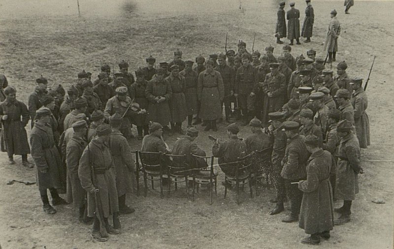 Фотография: Так проводили выходные дни. А потом собрались в кружок, сейчас будут танцы