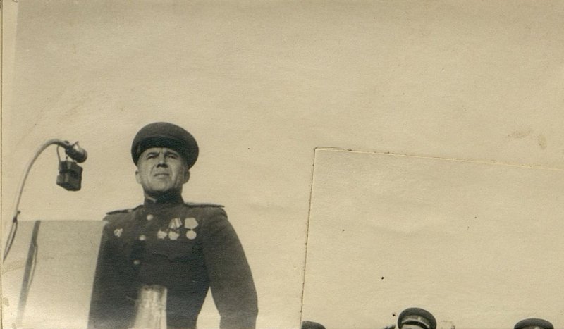 Фотография: На митинге личного состава дивизии, посвященном победе над Германией. Выступает начальник политотдела корпуса гвардии полковник Воронин