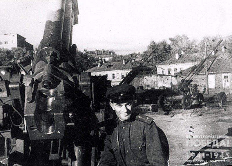 Военный фотокорреспондент Н.С. Грановский у зенитного орудия