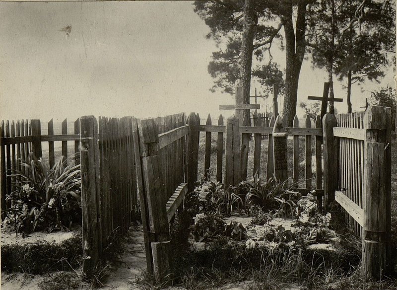 Фотография: Две могилы расположены на городском кладбище в гор. Старые-Дороги