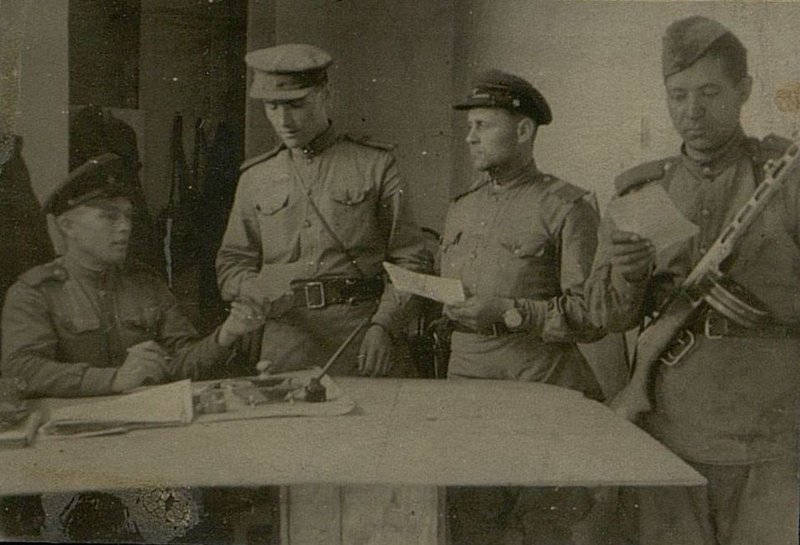 Фотография: Диспетчер вручает маршрутные карточки начальникам эшелонов