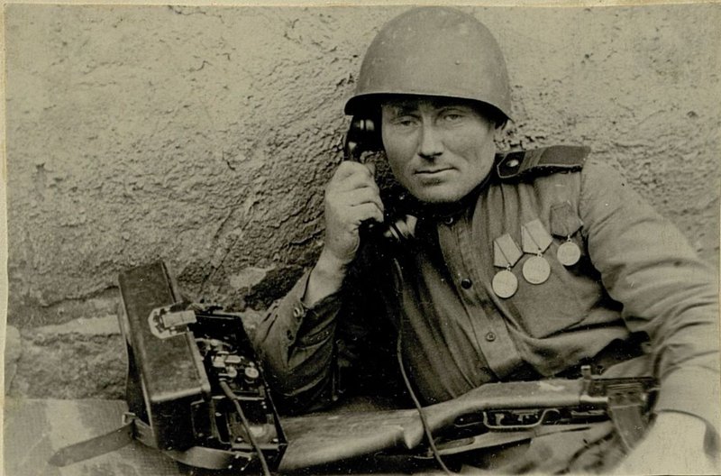 Фотография: В любых условиях боевой обстановки Сержант Чупров обеспечивал связь