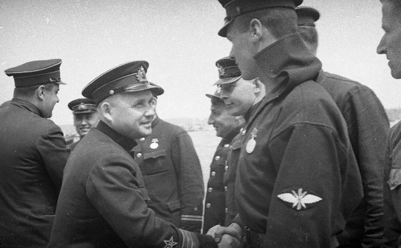 Naval commander Filipp Oktyabrsky and Divisional Commissioner Nikolai Kulakov, a Military Council member, with pilots