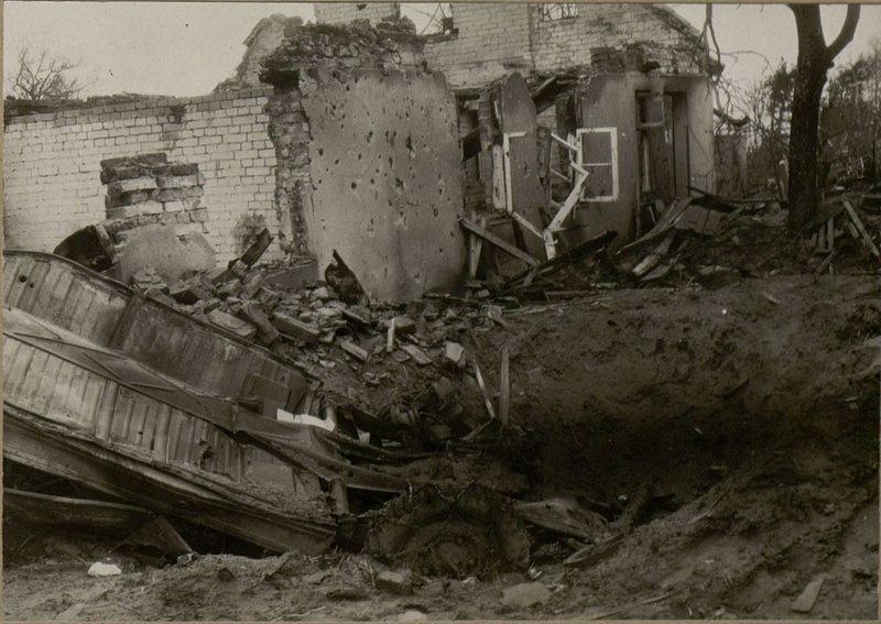 Фотография: Результаты действий фугасных бомб в районе Бальга
