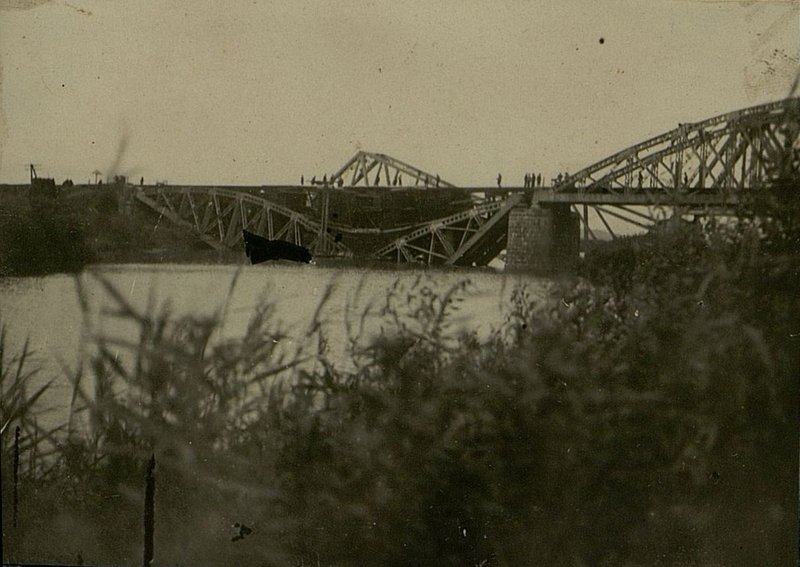Фотография: Разрушенные мосты