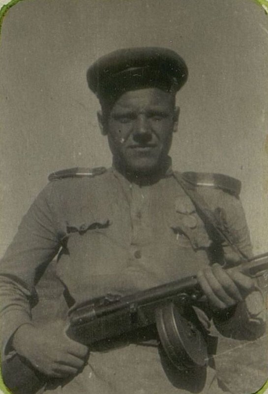 Фотография: Командир минометного расчета товарищ Муляр И.И. Его расчет в первый день боя выпустил 200 мин на головы японских самураев