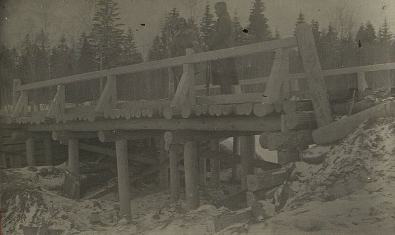 Фотография: Мост через р. Глубочица у Хитино. Строила II рота. Фото Маковенко 22.3.42 года