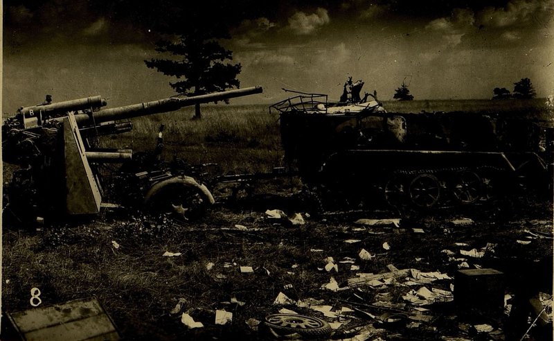 Фотография: Подбитые штурмовиками в районе Княжицы тягач и зенитного орудие
