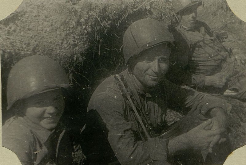 Фотография: Санитары - доброволец Катя Сингаевская награждена орденом Красной звезды и старший сержант Большаков награжден орденом Красного знамени