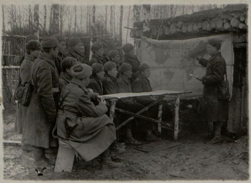 Фотография: Агитатор Матвеев ведет политбеседу об итогах зимнего наступления Красной Армии