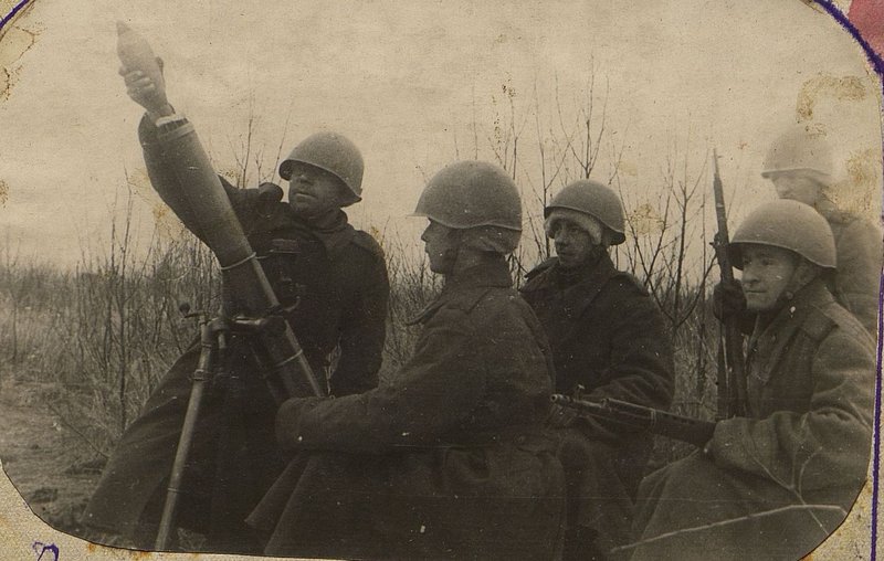 Фотография: Расчет сержанта Дубовского ведет огонь по врагу. Через мгновение на головы поганых фрицев обрушится очередная мина