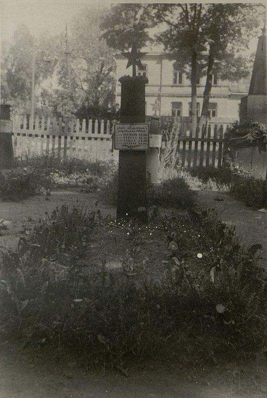 Фотография: Воинское захоронение солдат Варганова С.В., Фролова И.Д., Алдан А.Я., Лукьянова В.Б.
