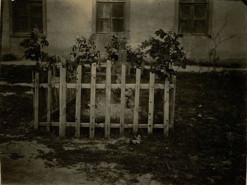 Фотография: Индивидуальная могила капитана Барановского Василия Федоровича, геройски погибшего в боях за Родину 14.12.1943 г., м. Стрешин, в центре