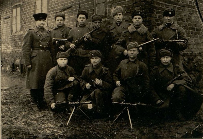 Фотография: Гвардейцы-отличники - отразившие 10 атак противника, в районе Прилаккен (40 км сев.-зап. Кенигстрелкового батальонарга вост. Пруссия). февраль 1945 года