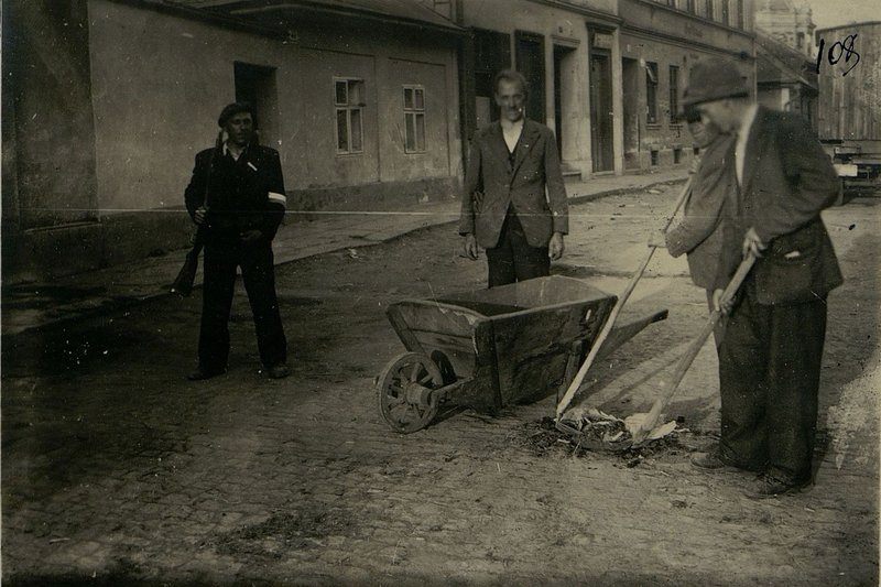 Фотография: Немцы очищают улицы г. Цвитау от грязи под охраной чешского партизана