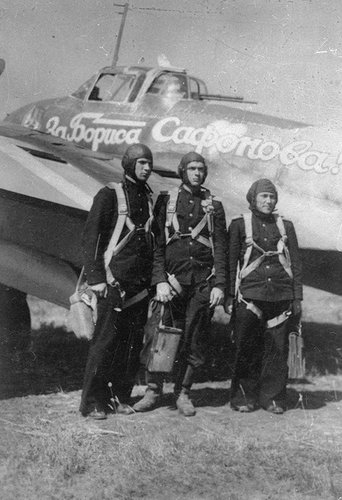 Экипаж бомбардировщика Пе-2 «За Бориса Сафонова» после боевого вылета на порт Констанца 20 августа 1944 года