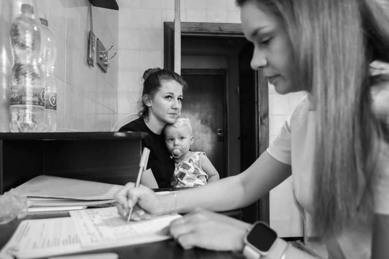 Medics from the Kursk Regional Clinical Hospital are conducting outreach examinations of refugees from border areas at temporary accommodation sites in the region.