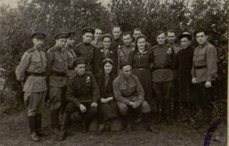 Фотография: Группа артистов Узбекского театра