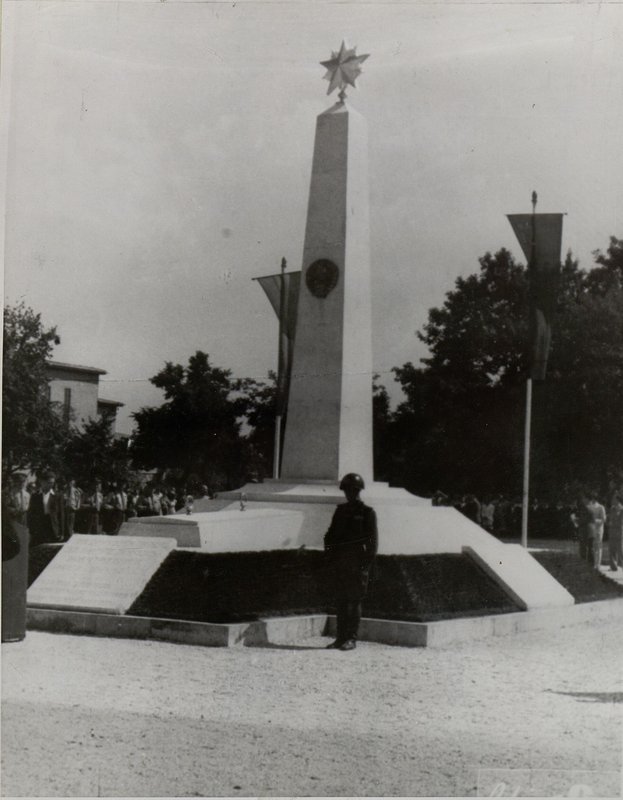 Image: Monument at the central garrison cemetery (8th district of Kerepeshi)