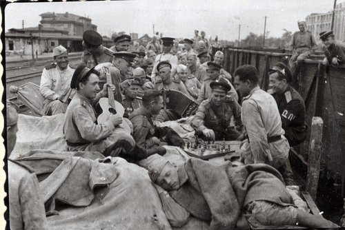 Эшелон с казаками 5-го Гв. Донского казачьего кавалерийского корпуса следует на Родину