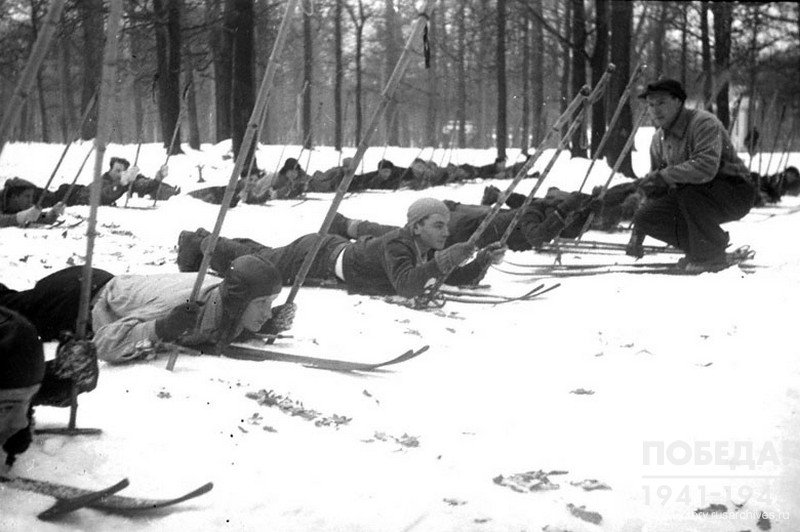 Преподаватель, мастер лыжного спорта А.В. Дроздов обучает лыжников-курсантов Всевобуча технике переползания