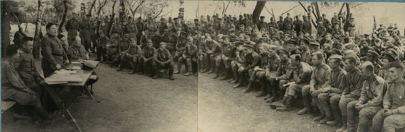 Фотография: На совещании артиллеристов-истребителей. Выступает Начальник политотдела товарищ Воронов