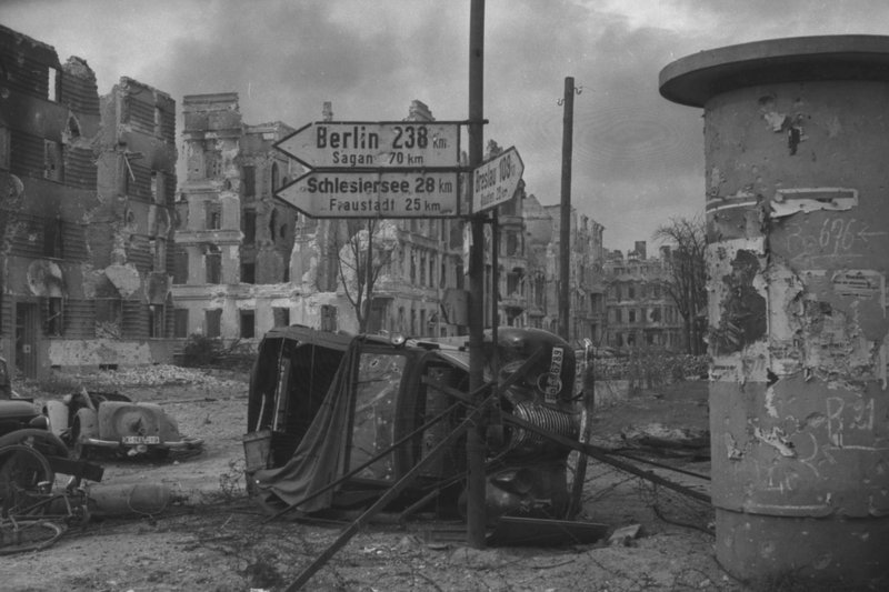 «Во взятом Глогау (с лета 1945 года — Глогув).»