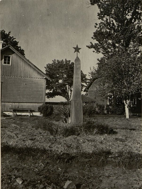 Image: The grave is located in the town of Glussk in the courtyard of the Raybolnitsa of the Glussky district