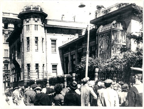 Трудящиеся Ленинграда слушают по радио речь Молотова В.М. У бывшего Дворца Кшесинской