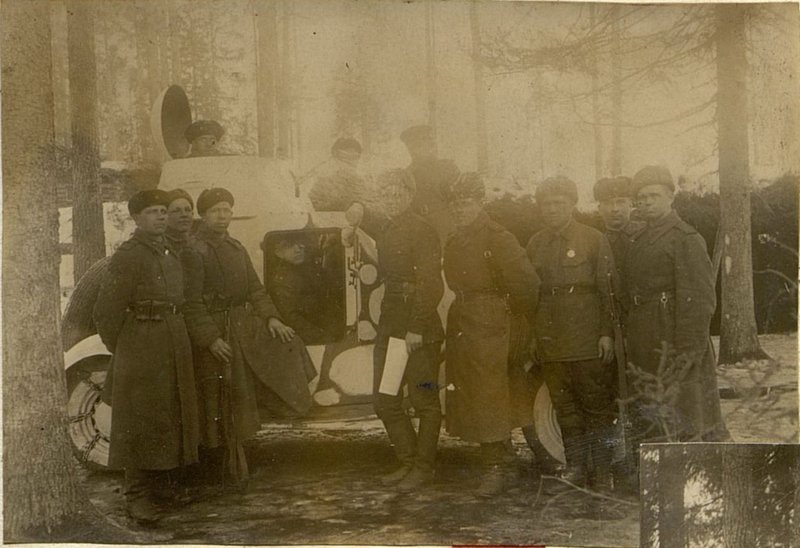 Фотография: В резерве: связисты знакомятся с устройством бронемашины