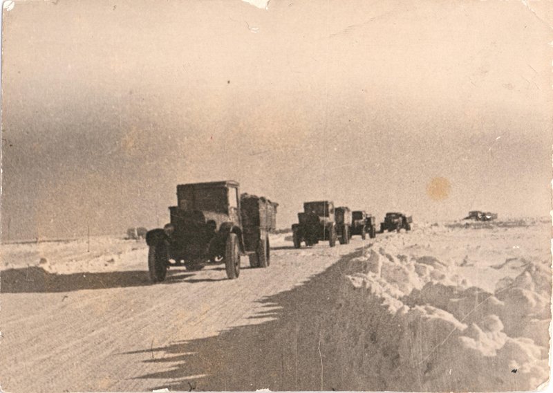 Колонна ЗИС-5 на дороге по льду Ладоги зимой 1941-1942 гг.