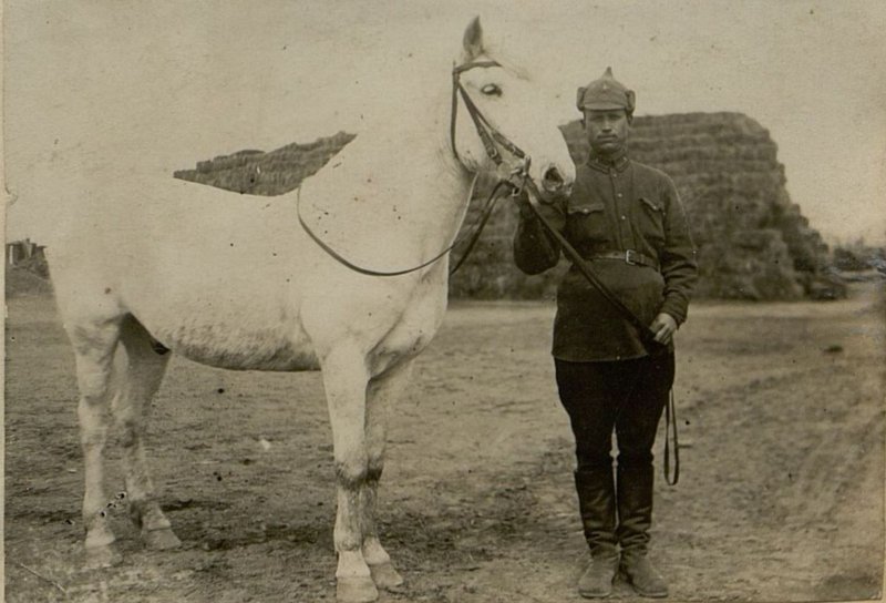 Фотография: Командир звена противотанкового батальонаБ Кочетков. Содержит лучше всех своего коня
