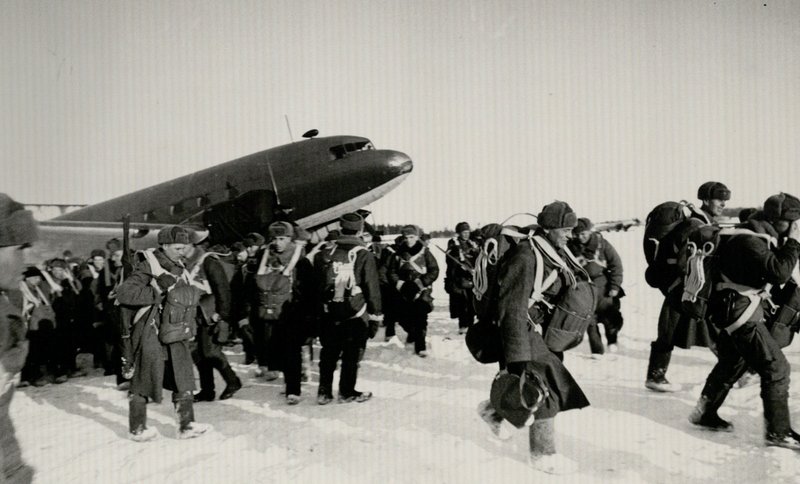 Paratroopers are preparing to the mission