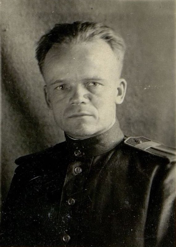 Фотография: ВРИО начальника Авто ПАРМ-1 № 58 - старшина т/с Карташев. За период войны приобрел хороший опыт работы, его ПАРМ-1 № 58 выполняет ремонтные работы с высоким качеством