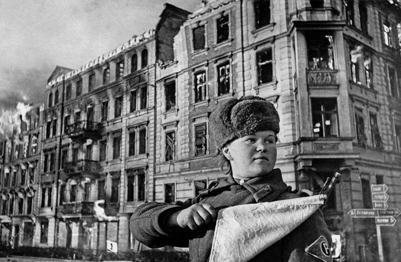 Регулировщица. «Это уже Германия...»