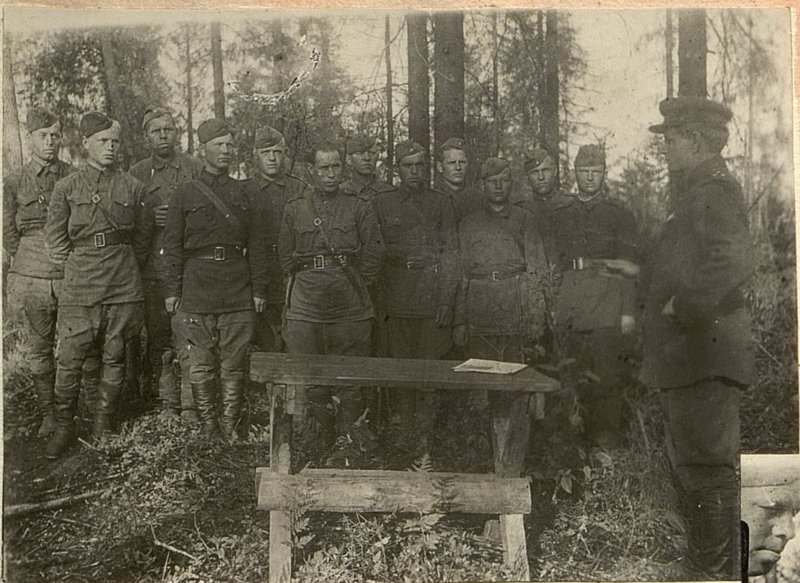 Фотография: Бойцы и командиры подписываются на заем. С речью выступает заместитель командира 1 батальона по политической части капитан Протасов
