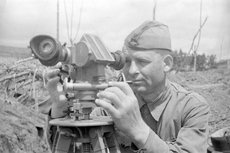 Senior scout of one of the units A. Kornienko observing the air, 1943