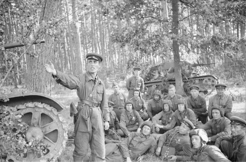 Командир танковой группы лейтенант Ткач ставит боевую задачу танковому подразделению