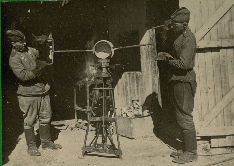 Image: Casting of pistons Senior Sergeant Dobrynin and Red Army soldier Levy